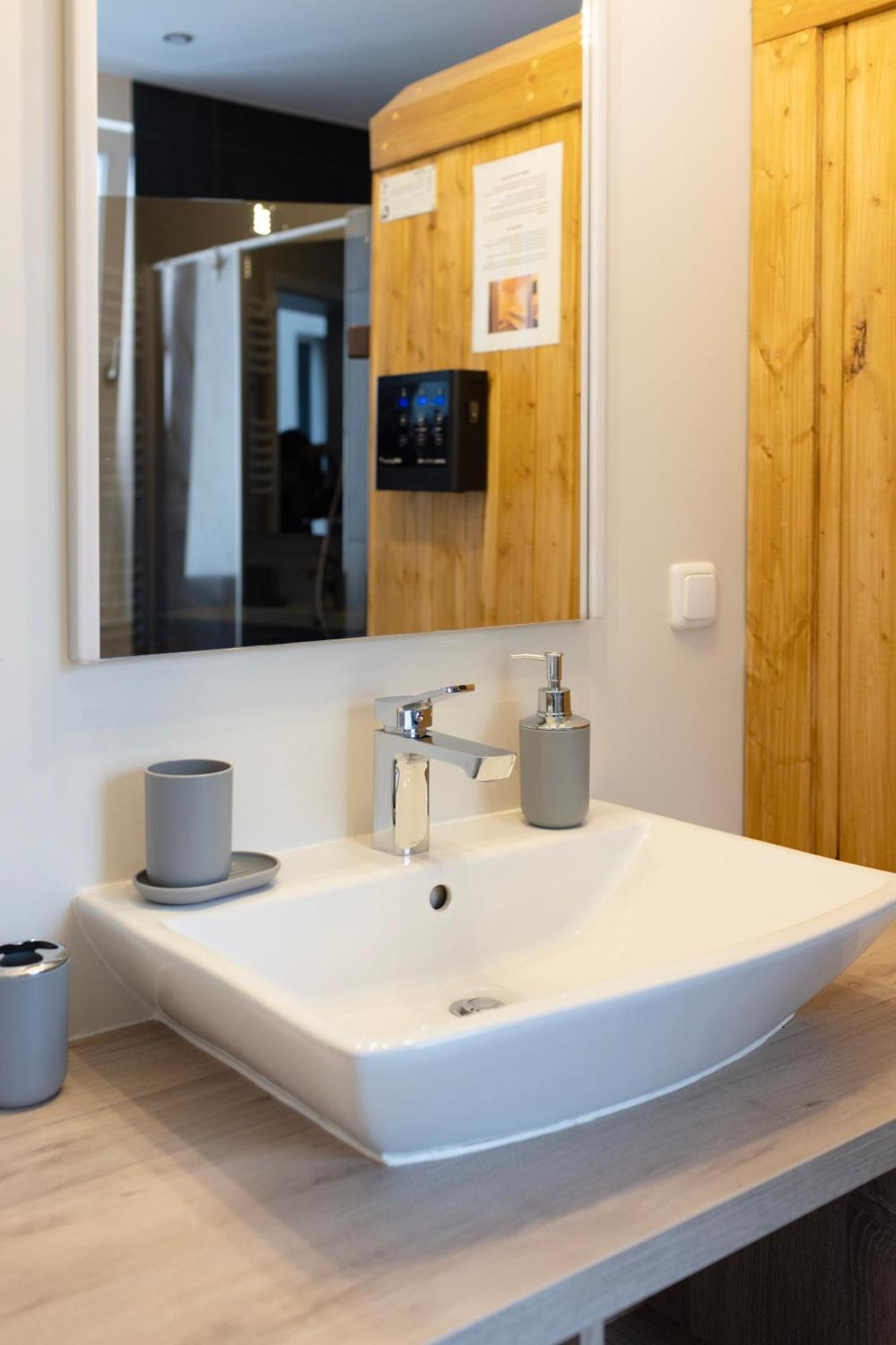 Huge Apartment With Sauna And Free Parking Дуйсбург Экстерьер фото